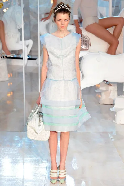 Look 15